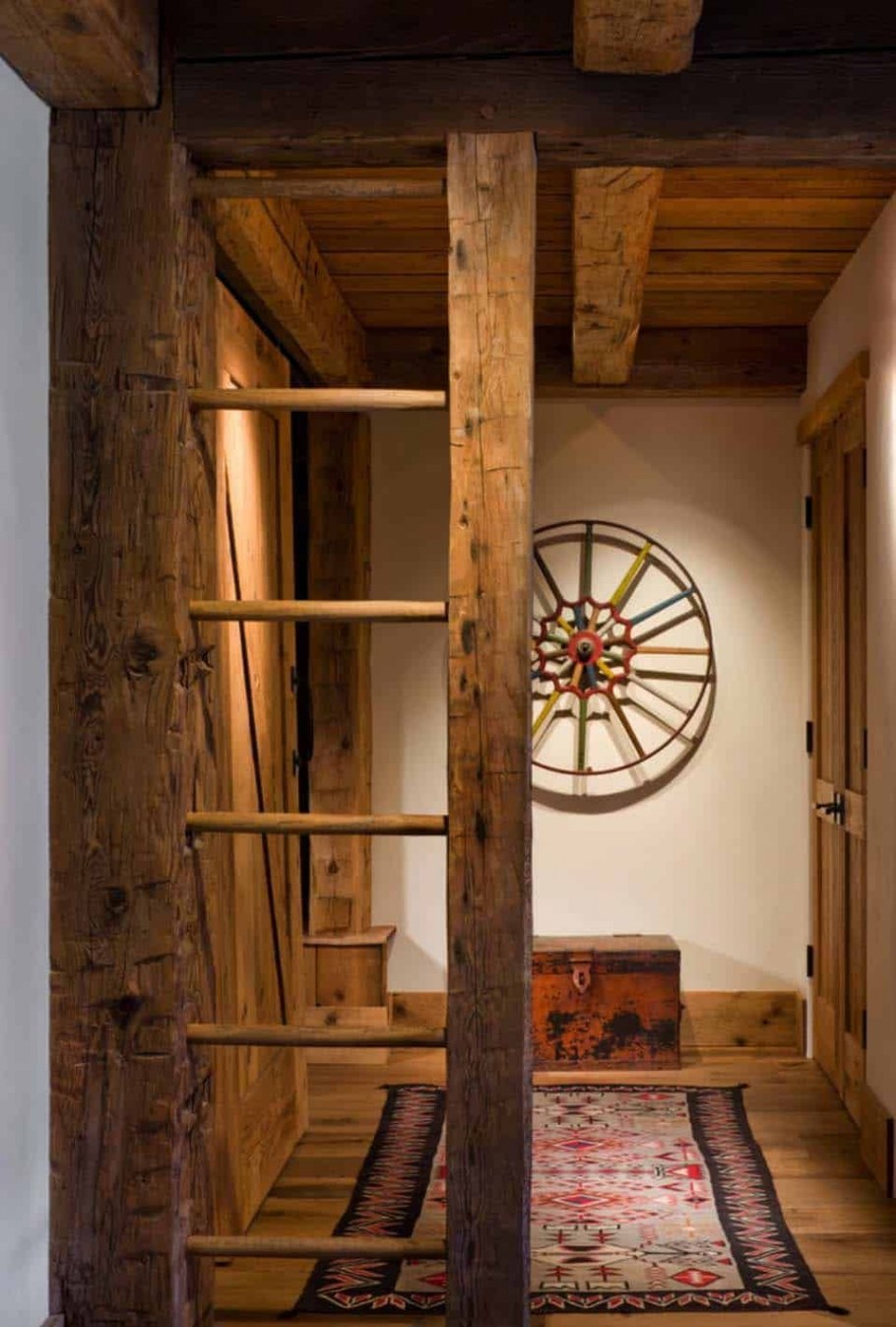 Прихожая в деревенском доме сени