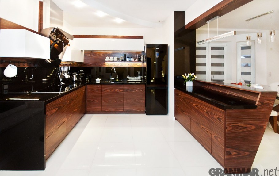 Кухня темно коричневая с черной столешницей