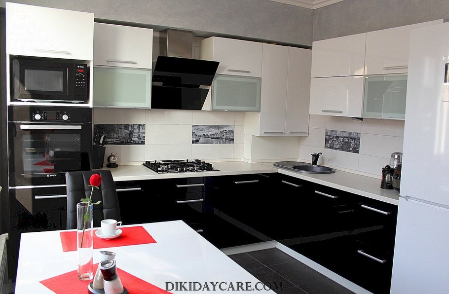 Белая кухня с черным фартуком