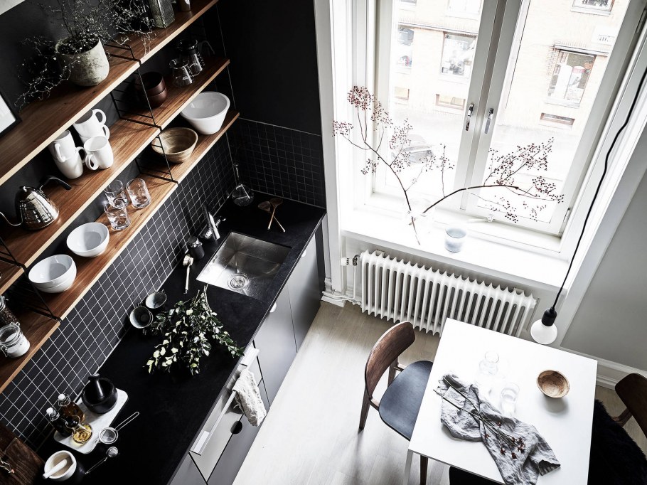 Белая кухня с черной столешницей