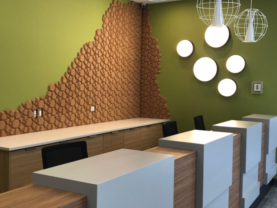 Геометрические фигуры на стене в интерьере