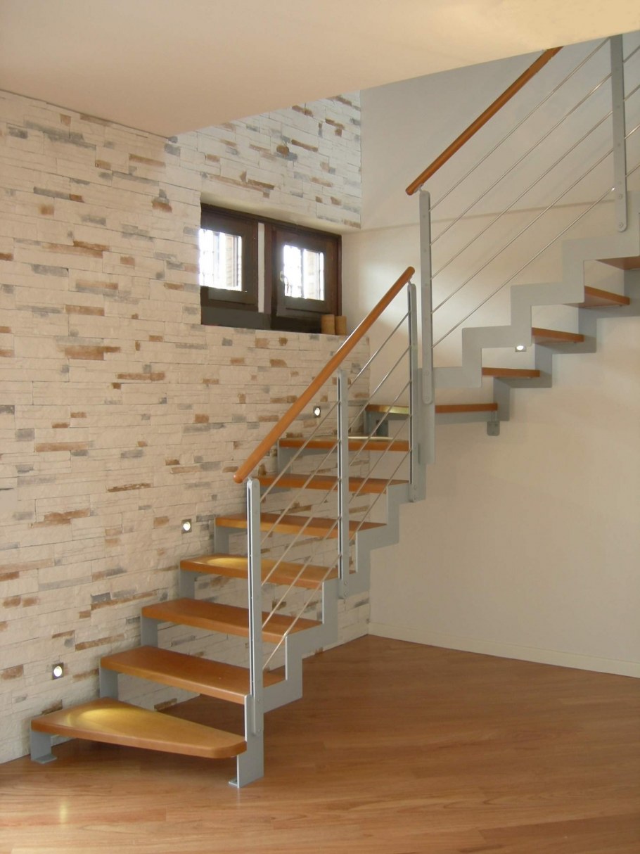 Лестница на 2 косоурах забежная