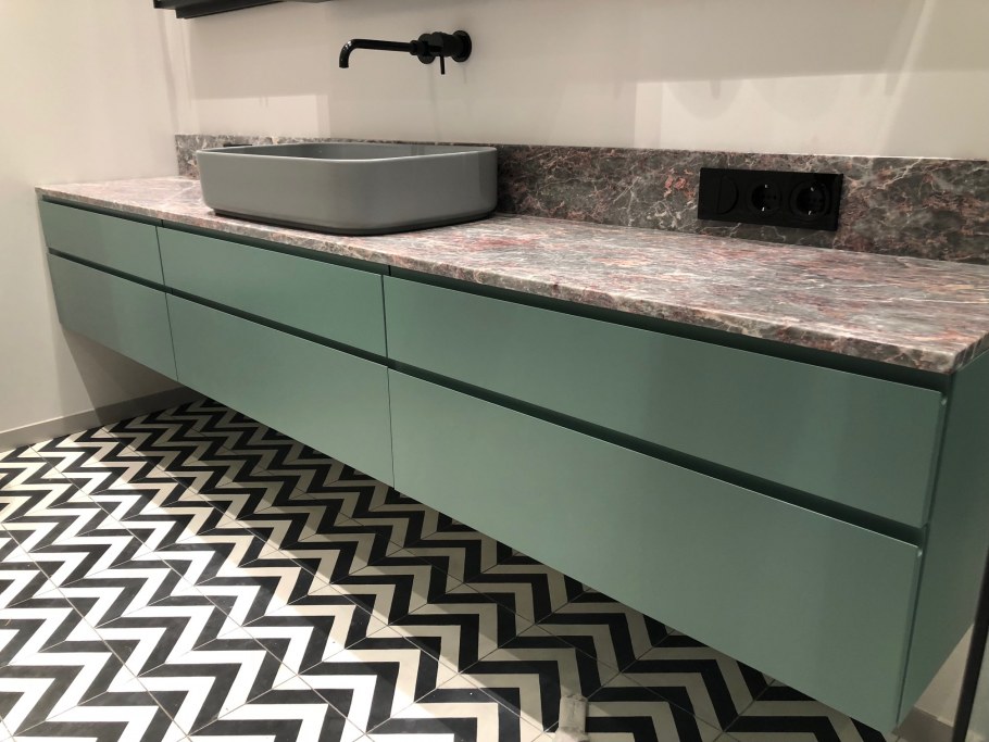 Серая ванная с деревянной мебелью