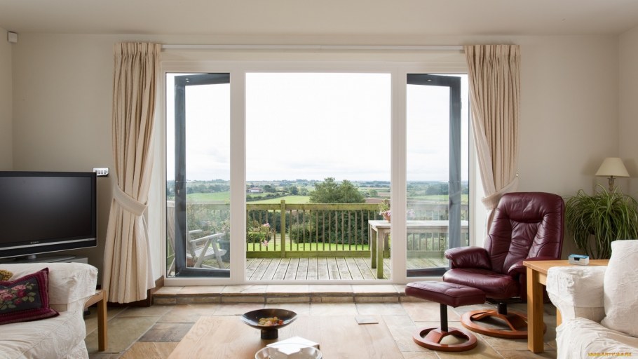 Вид из окна на стеклянный офис здание