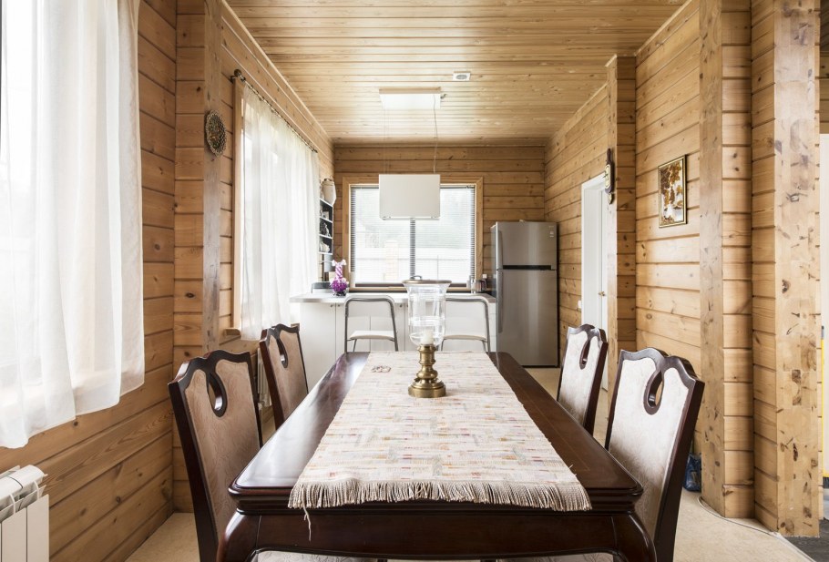 Интерьер мансарды в деревянном доме