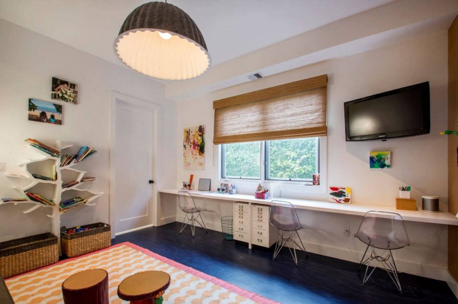 Длинный стол у окна