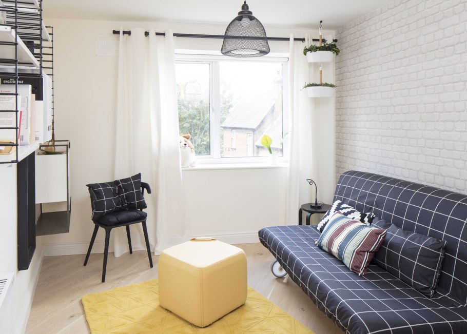 Скандинавский стиль комнаты с диваном