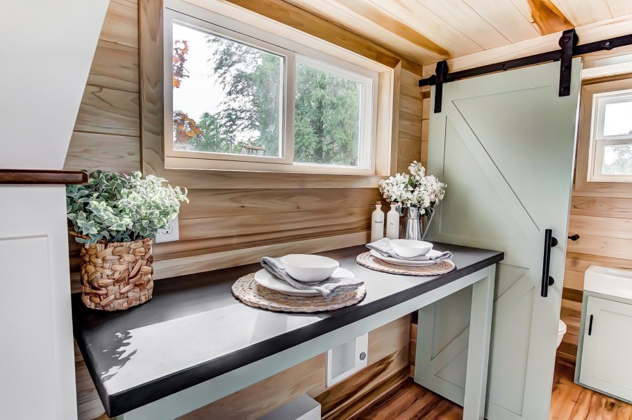 Горизонтальное окно в tiny House
