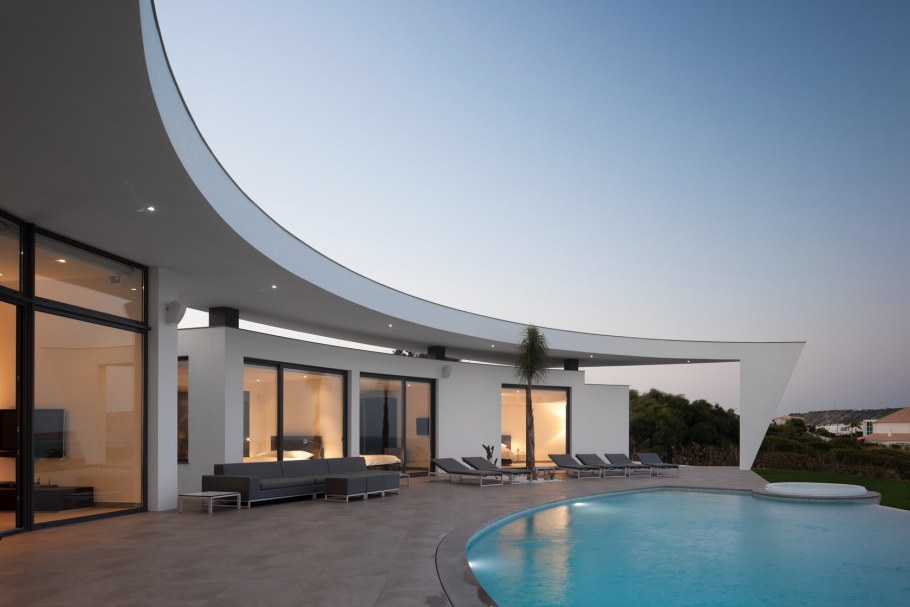 Современное полукруглое здание