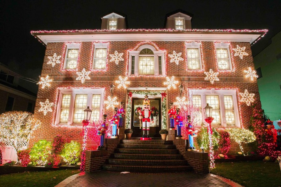 Новогоднее украшение фасада