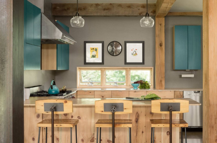 Кухня в деревянном доме с окном