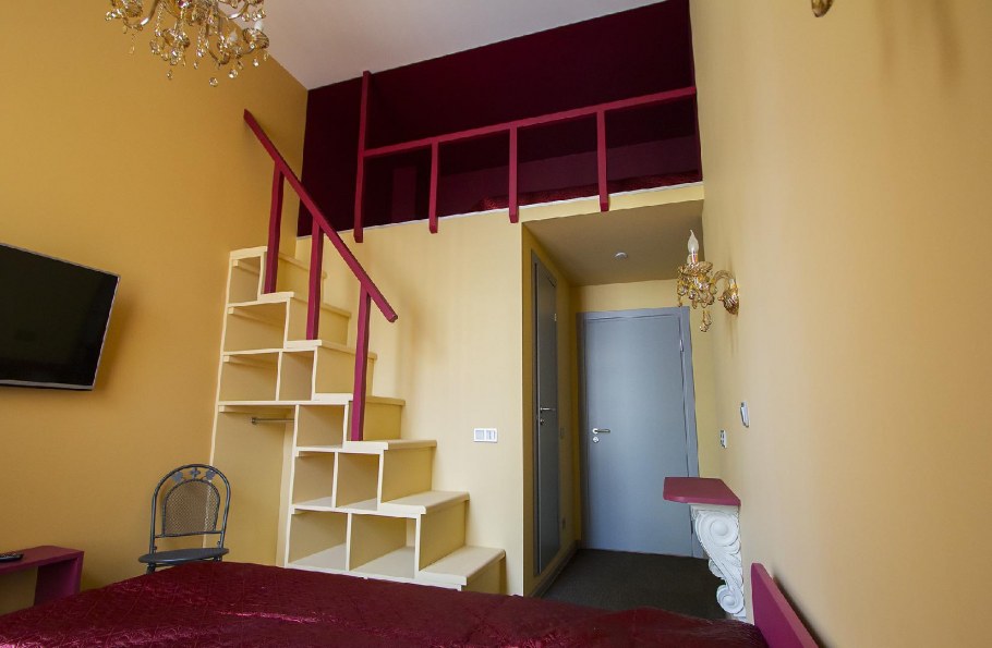 Антресольный этаж в студии 20 кв