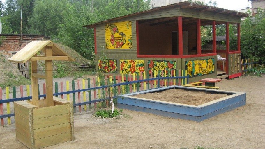 Детская площадка в саду