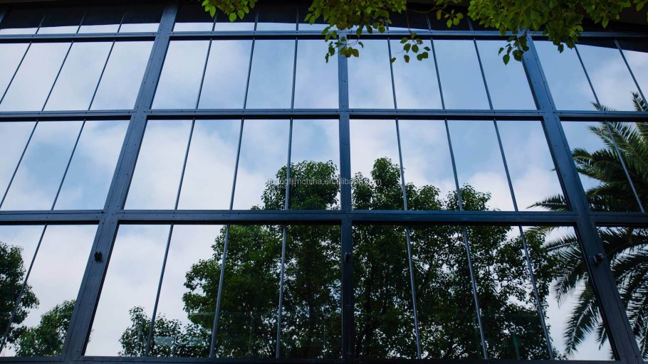 Боковое окно здания