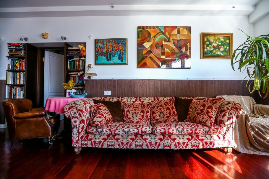 Диван в колониальном стиле