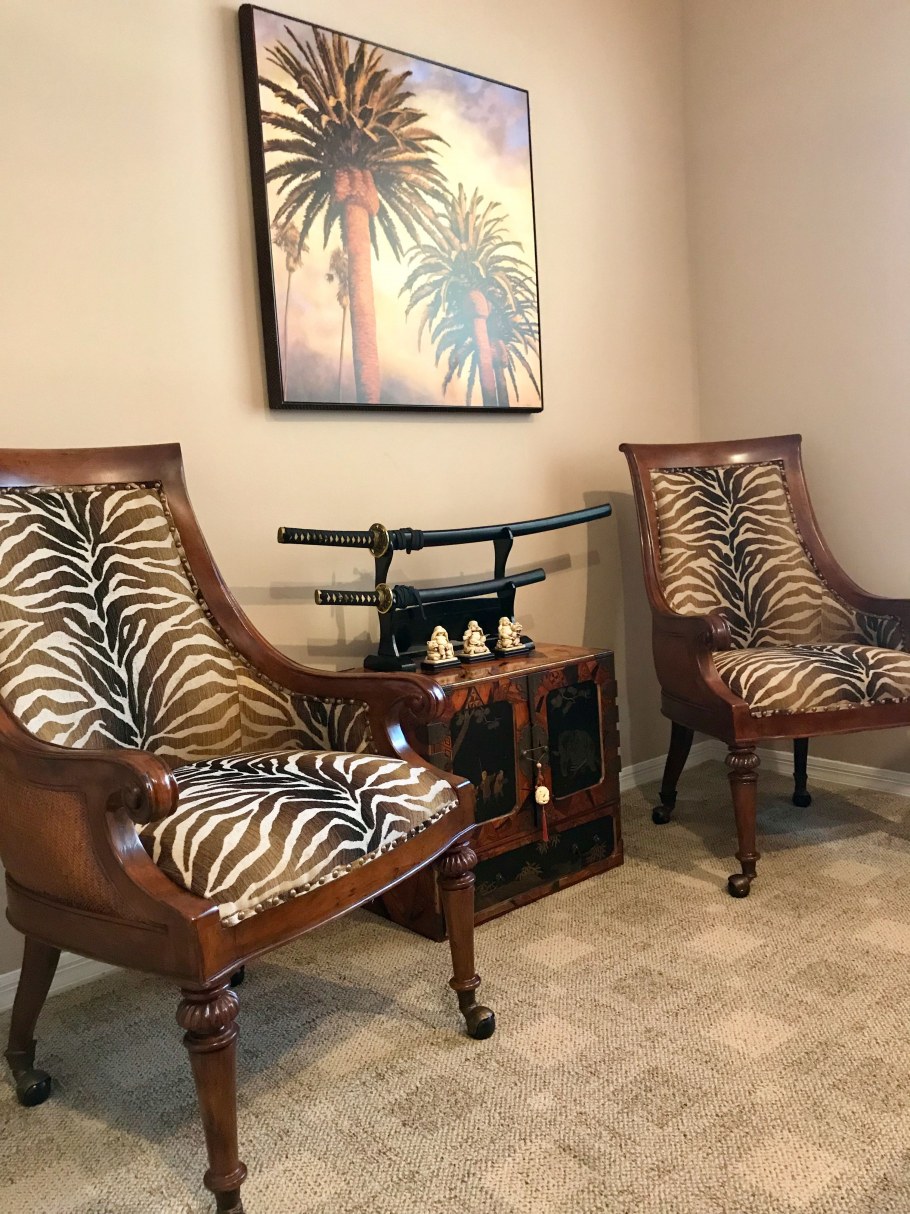 Диван в колониальном стиле