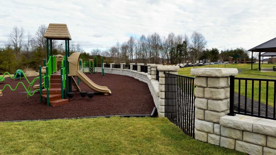 Въездная группа с подпорной стенкой