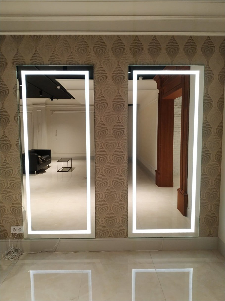 Большое зеркало со встроенной подсветкой