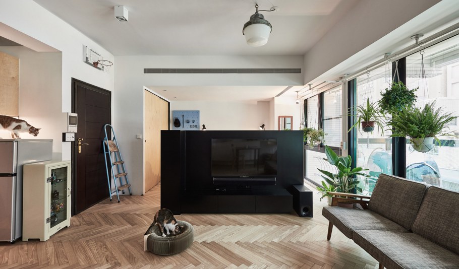 Телевизор между кухней и гостиной