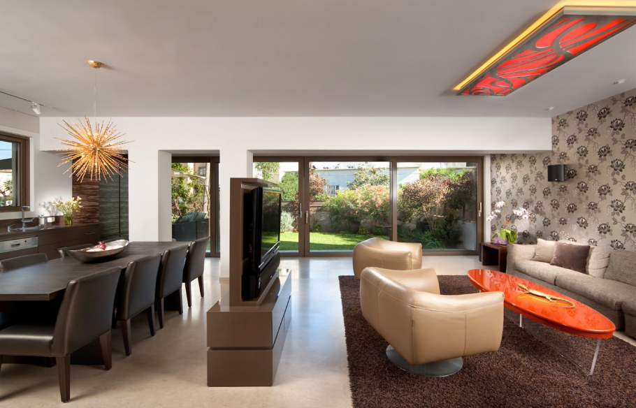 ТВ по середине комнаты