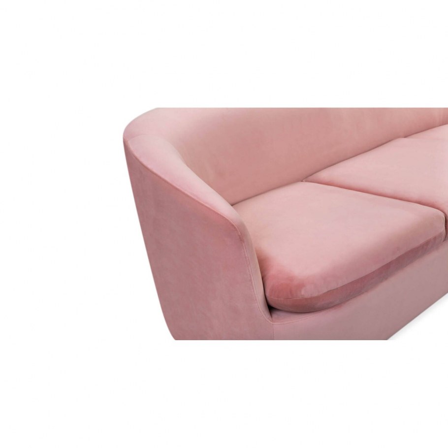 Пудрово розовый диван в интерьере