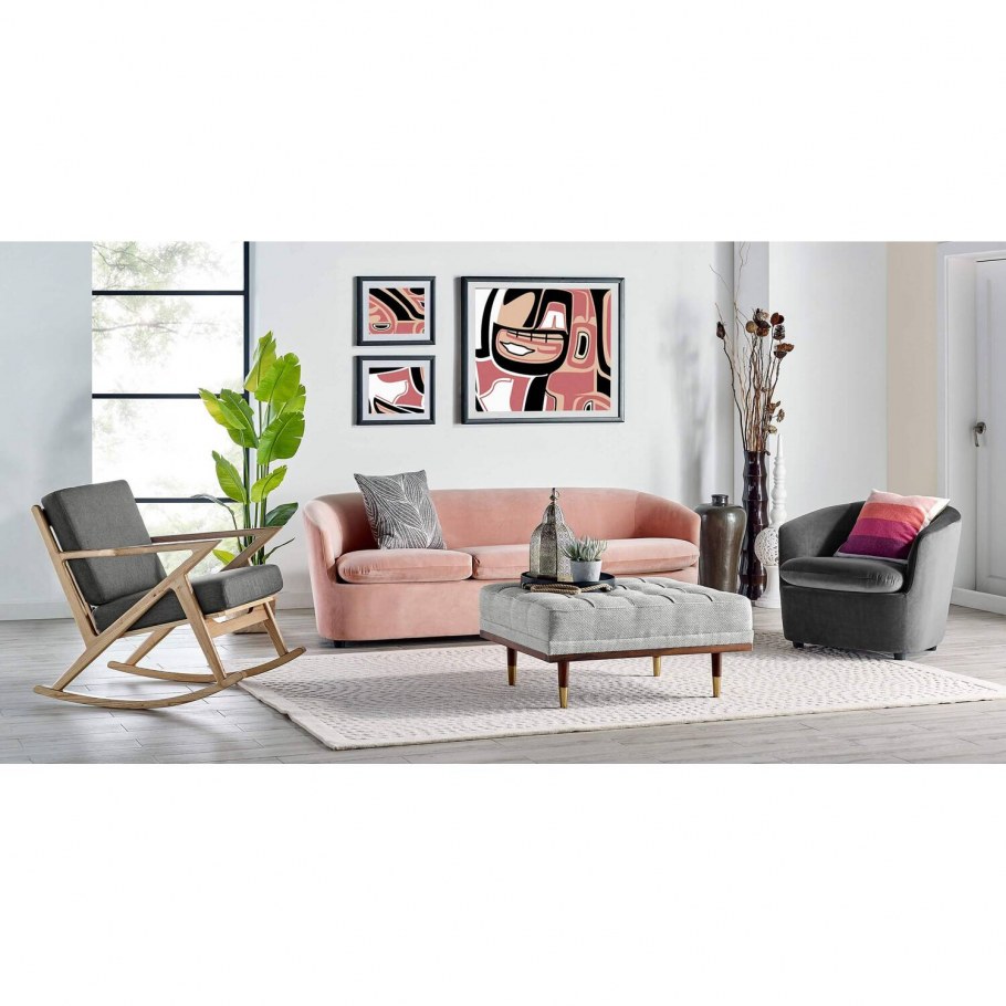 Розовый диван в интерьере кухни