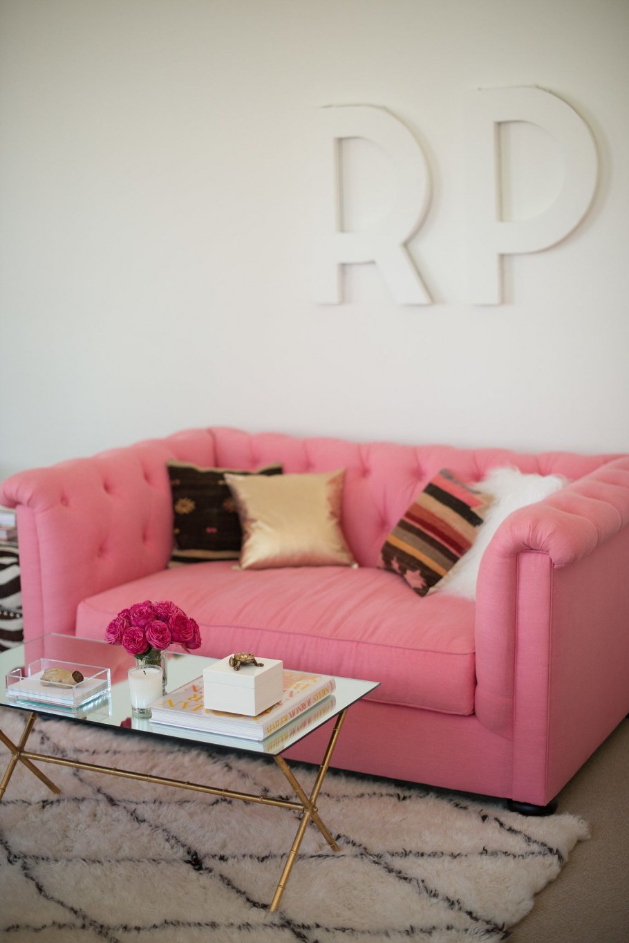 Розовый диван