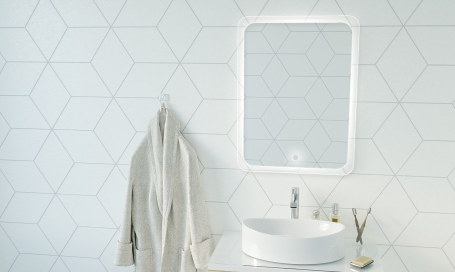 Ванная комната с большим зеркалом