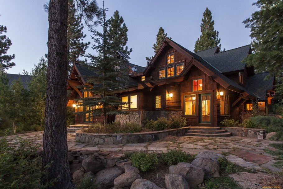 Красивый дом в лесу