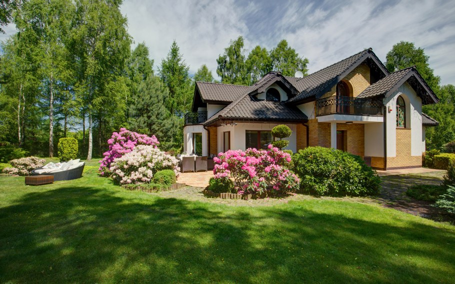 Красивый загородный дом