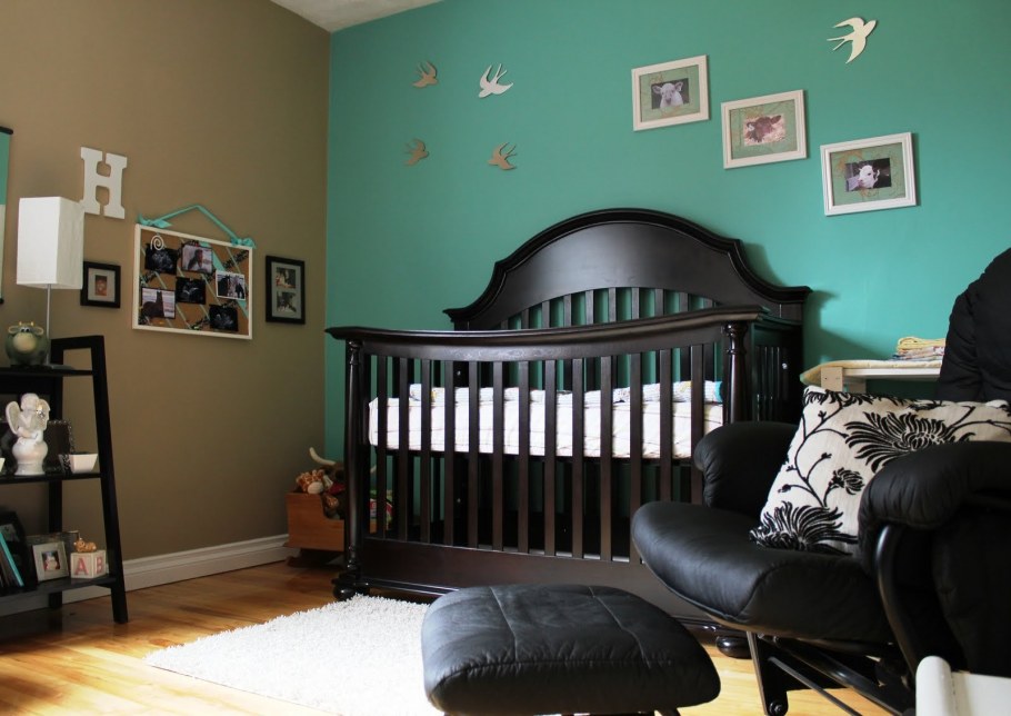 Детская комната с темной мебелью