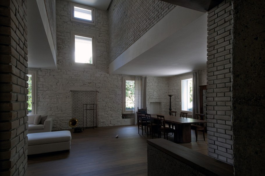 Темный декоративный кирпич в интерьере