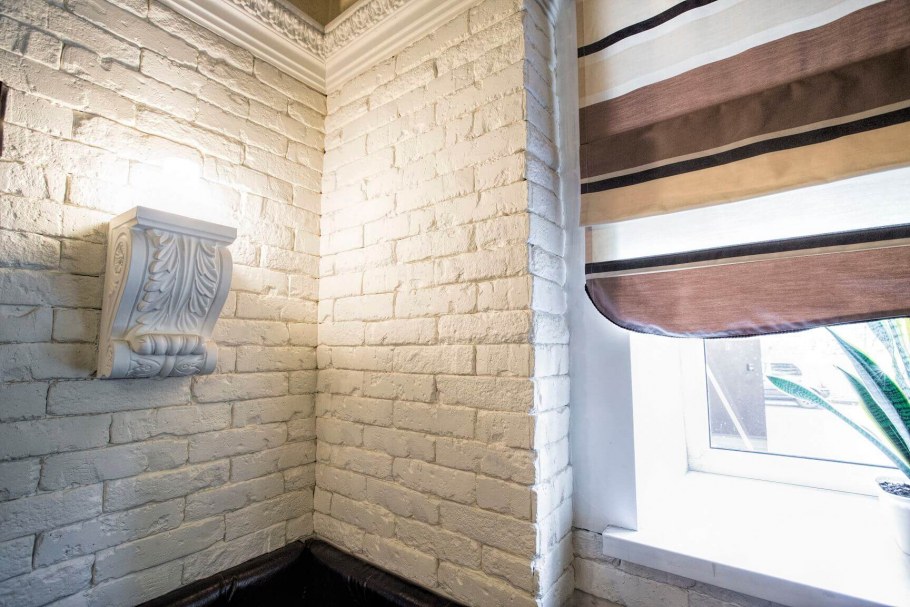 Гипсовый кирпич для внутренней отделки проёма