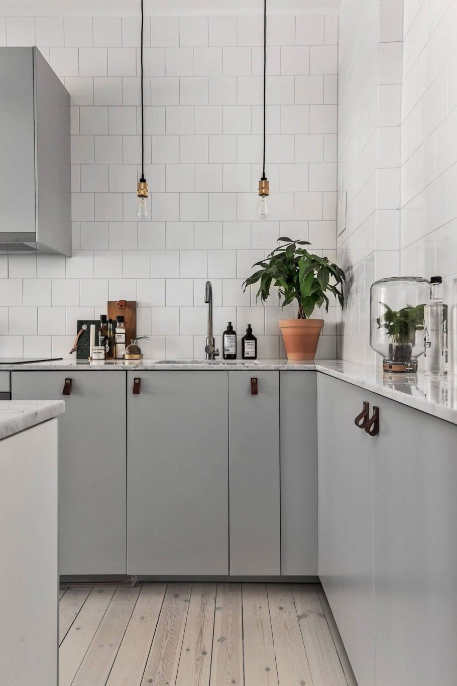 Светло серая кухня Сканди