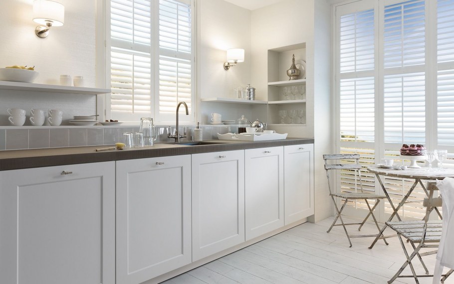 Кухня Будбин белая и черная столешница икеа