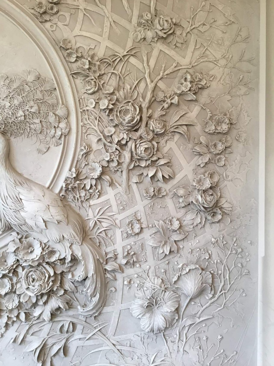 Барельеф в интерьере