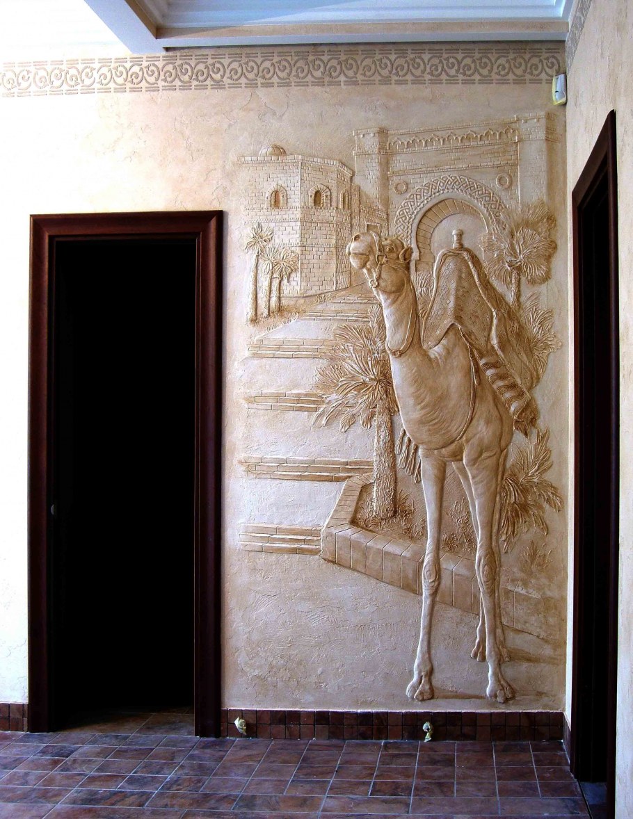 Цветочный барельеф на стене