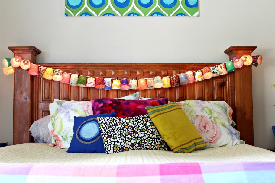 Гирлянда на двухъярусной кровати