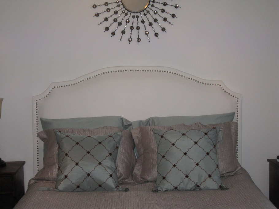 Декор над кроватью девочки