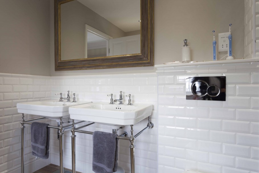 Полка под раковину в ванной