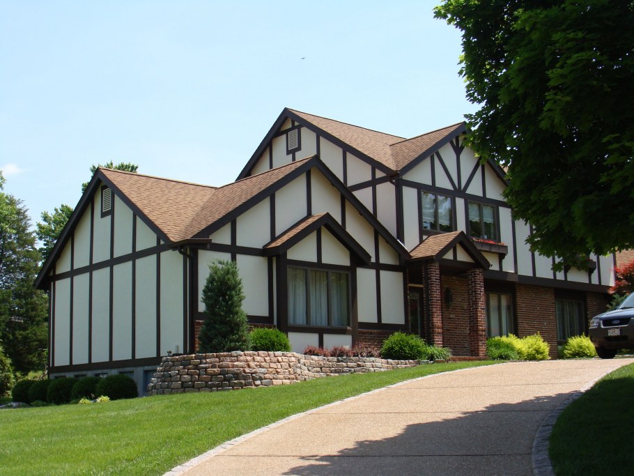 Деревянный фасад дома глянец