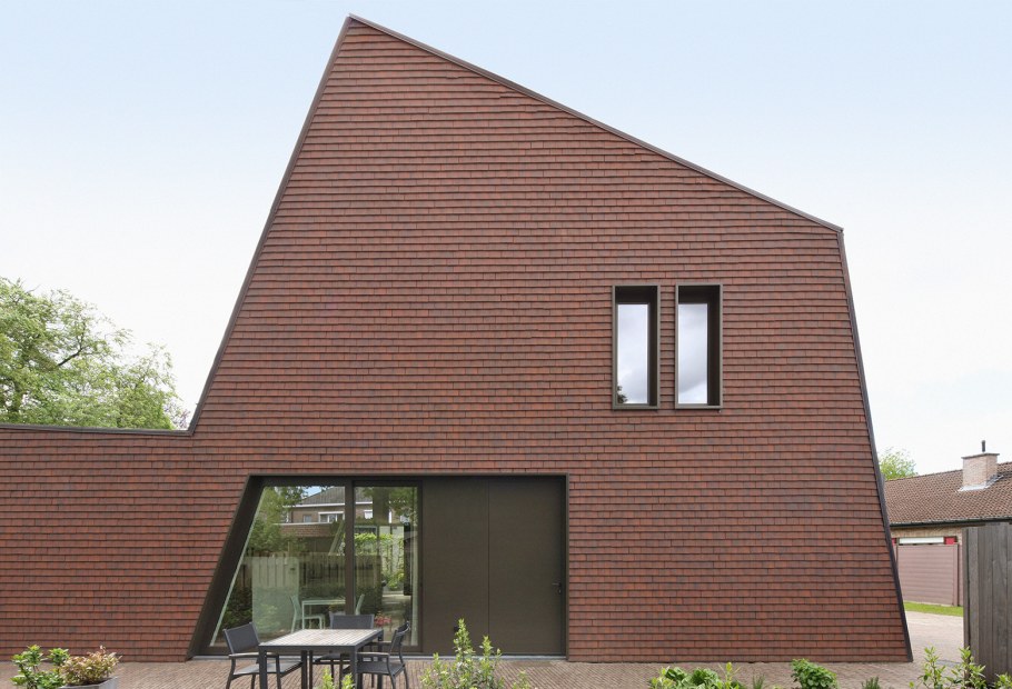 Оштукатуренный фасад с деревянным декором