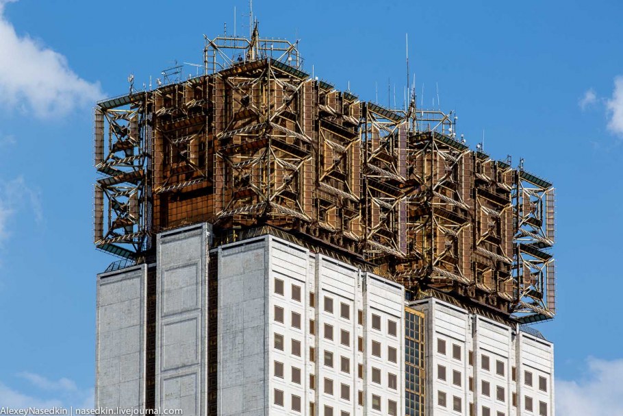 Здание золотые мозги в Москве