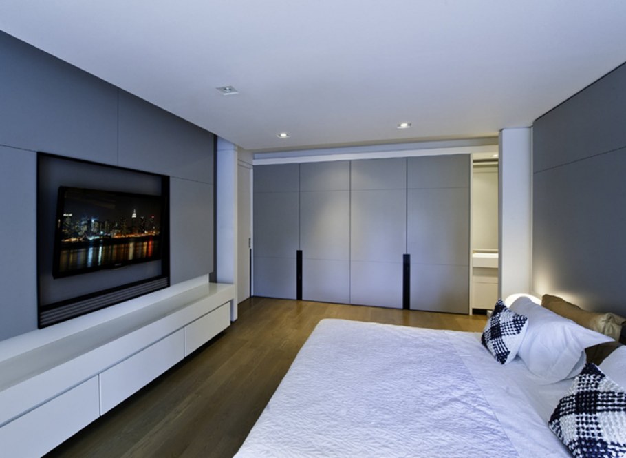 Телевизор на стене в спальне