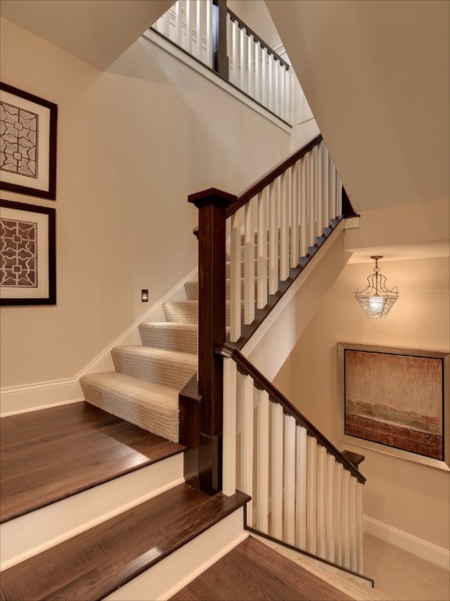 Деревянная лестница в холле