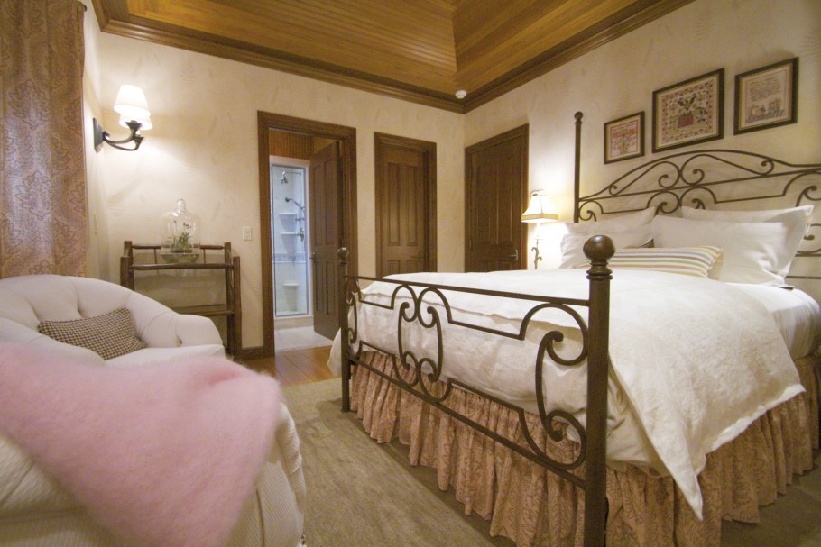 Кровать в средиземноморском стиле