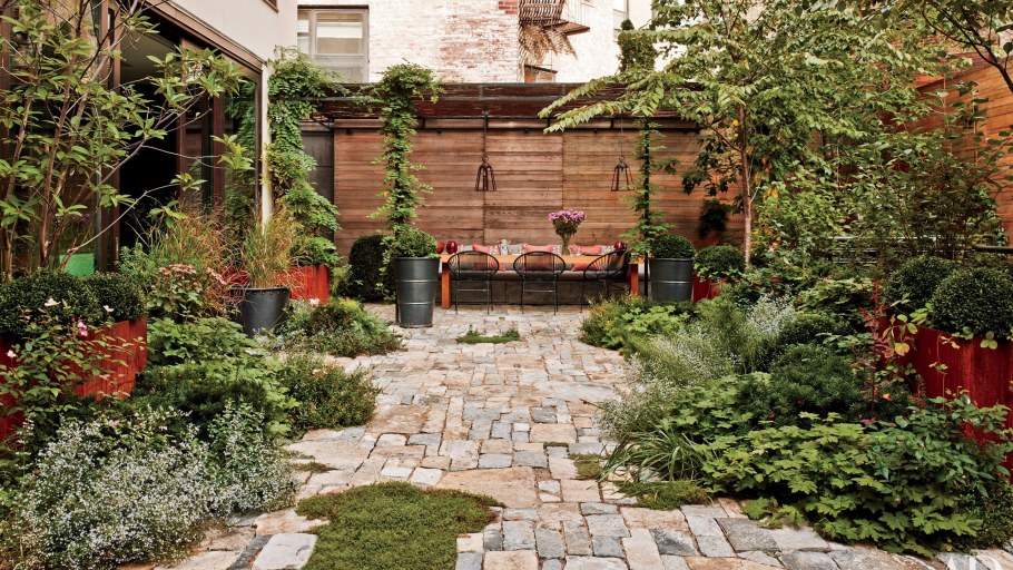 Красивый двор