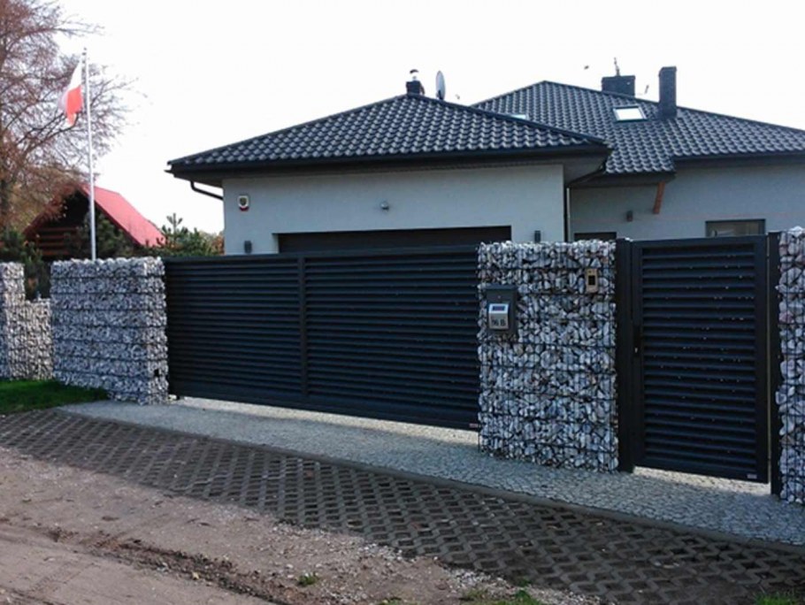 Деревянный забор с габионами