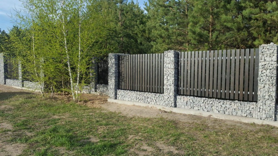 Деревянный забор с габионами