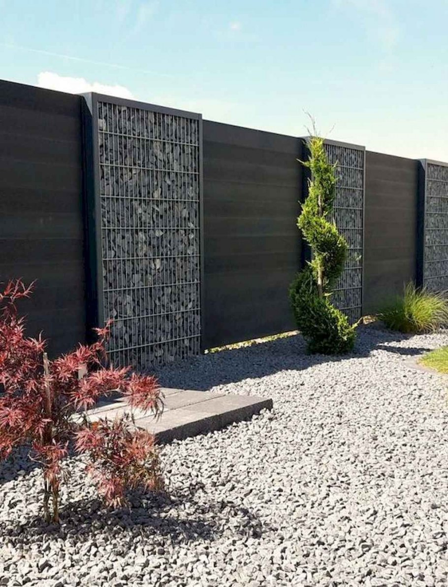 Забор из доски и габионов